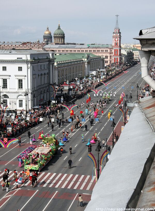 Фотографии парада на Невском проспекта с крыши