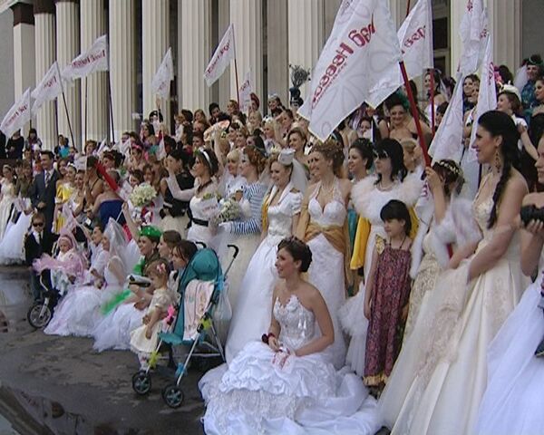 Девушки показали неожиданные свадебные фантазии на Параде невест