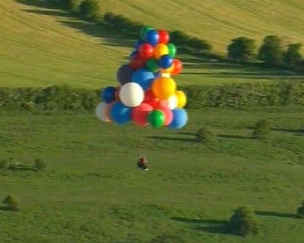 Мужчина впервые перелетел Ла-Манш на связке воздушных шаров