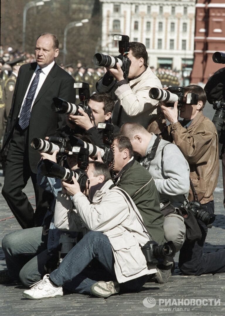 Фотокорреспонденты фотографируют военный парад