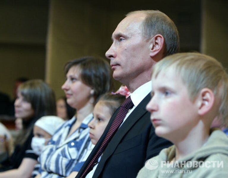Премьер-министр РФ Владимир Путин посетил благотворительный вечер Маленький принц Премьер-министр РФ Владимир Путин посетил благотворительный вечер Маленький принц