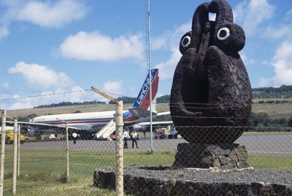 Каменная скульптура, установленная в аэропорту острова Пасхи