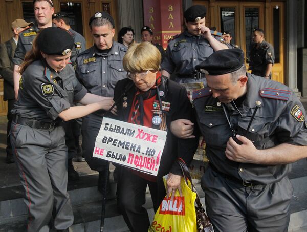 Сотрудники правоохранительных органов задерживают участника акции в защиту 31-й статьи Конституции, которая прошла на Триумфальной площади в Москве.