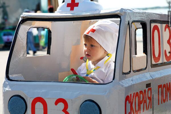 Традиционный парад детских колясок «Сказочный кортеж» прошел на праздновании Дня газеты «Витьбичи»