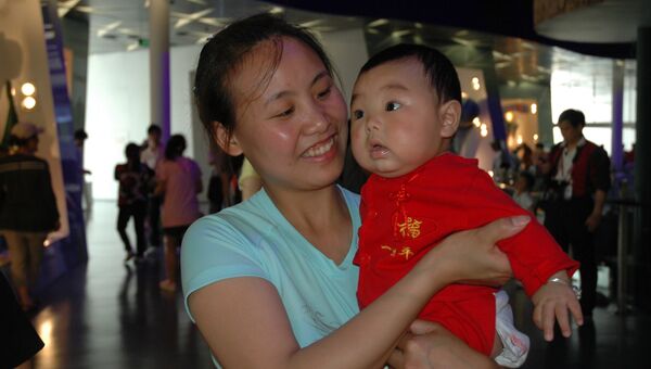 Мама с ребенком в Шанхае. Архивное фото