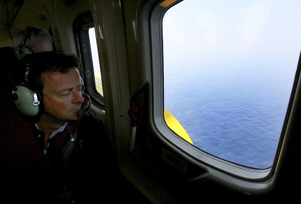Исполнительный директор BP Тони Хейворд осматривает территорию Мексиканского залива