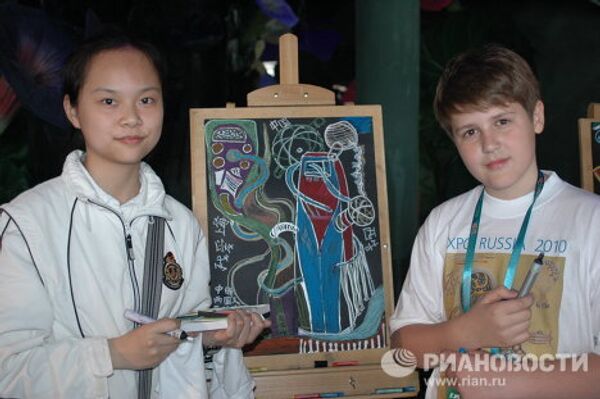 В российском павильоне на ЭКСПО-2010 дети провели акцию «Вместе рисуем будущее»