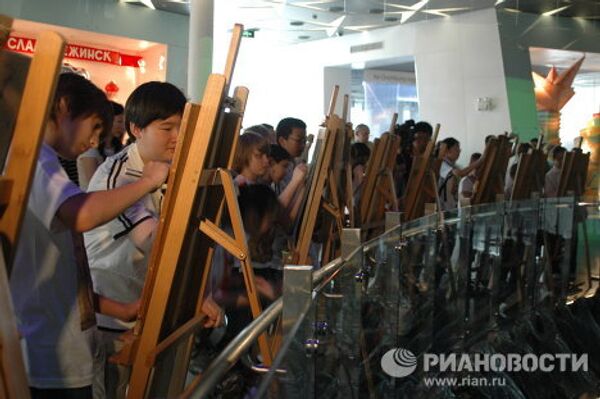 В российском павильоне на ЭКСПО-2010 дети провели акцию «Вместе рисуем будущее»