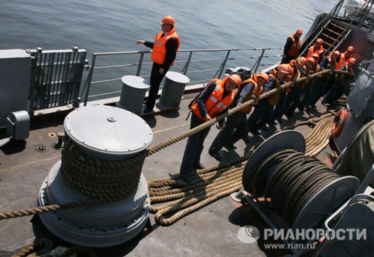 Контрольный выход в море гвардейского ракетного крейсера Варяг Тихоокеанского флота для подтверждения боевой готовности