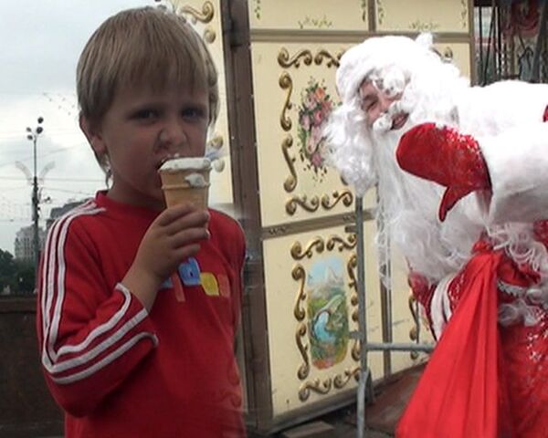 Веселый Дед Мороз раздавал детям мороженое в центре Москвы