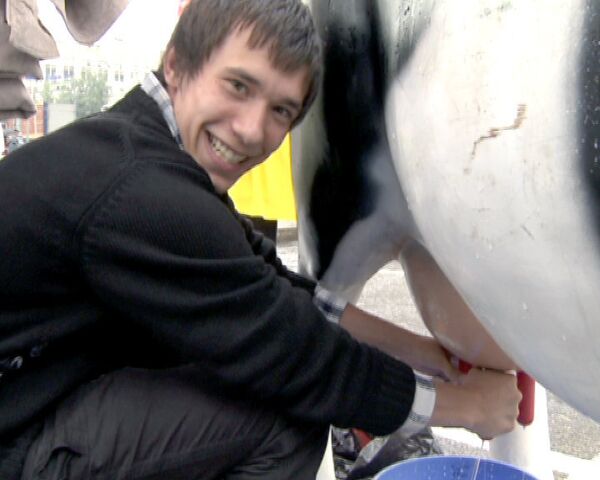 Студенты подоили пластмассовую корову в центре Москвы
