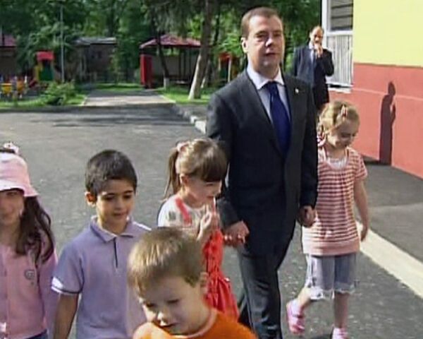 Медведев рассказал детям, что не любил тихий час в детском саду