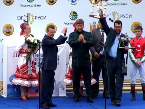 Кадыров поцеловал коня, принесшего победу в главных скачках России