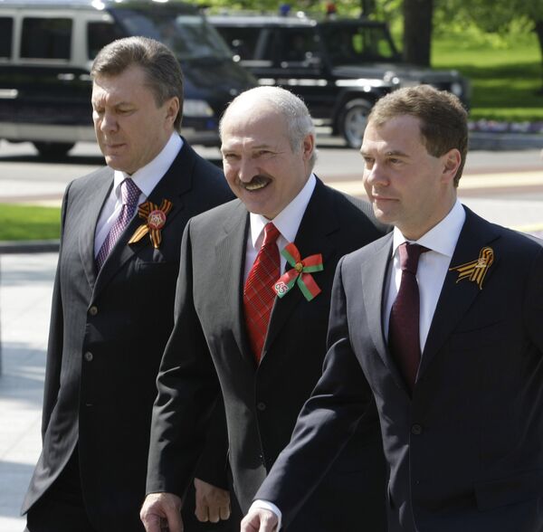 Президент России Дмитрий Медведев (справа) и президенты Украины и Белоруссии Виктор Янукович и Александр Лукашенко. Архив