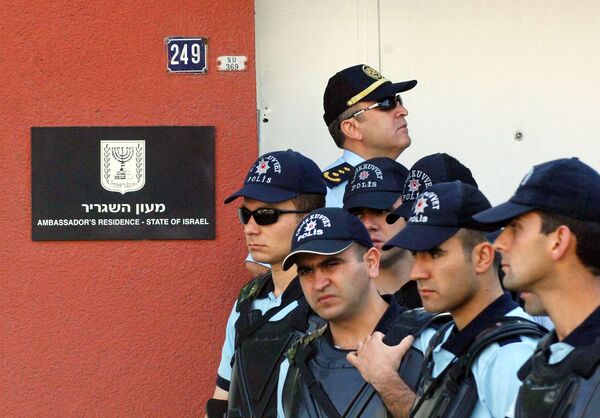 Полицейские у здания посольства Израиля в Анкаре
