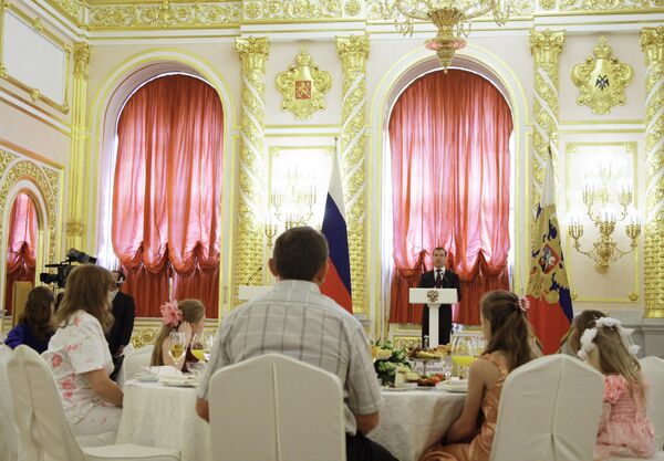 Президент РФ Д.Медведев вручил в Кремле ордена восьми многодетным парам