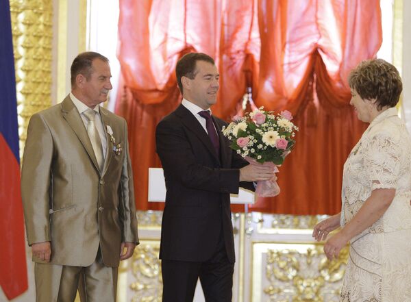 Президент РФ Д.Медведев вручил ордена восьми многодетным парам