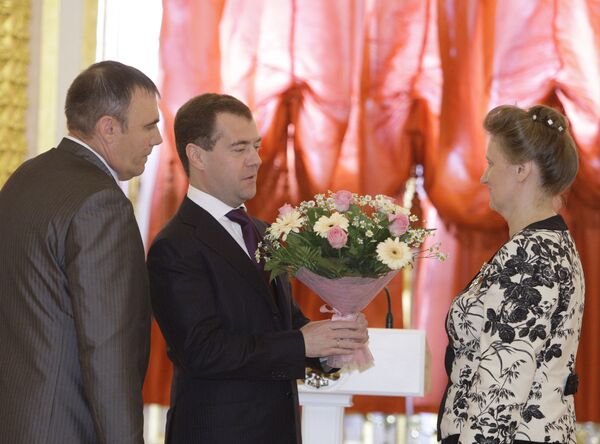 Президент РФ Д.Медведев вручил ордена восьми многодетным парам