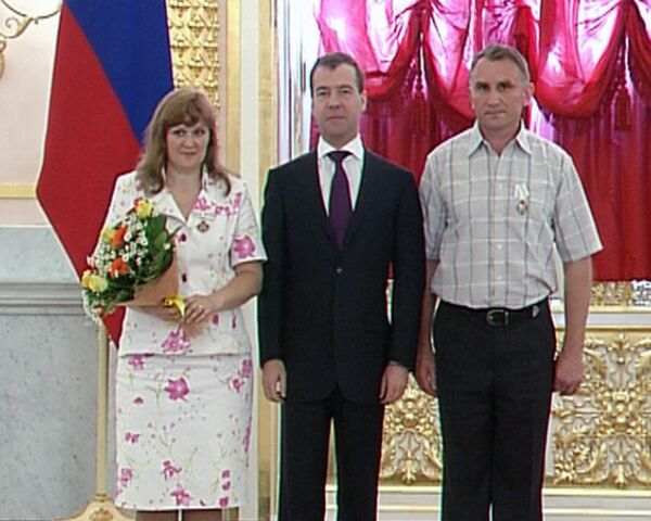 Медведев наградил многодетных родителей орденами