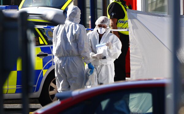 Полиции судебно-медицинской экспертизы собирает доказательства на месте убийства людей на северо-западе Англии