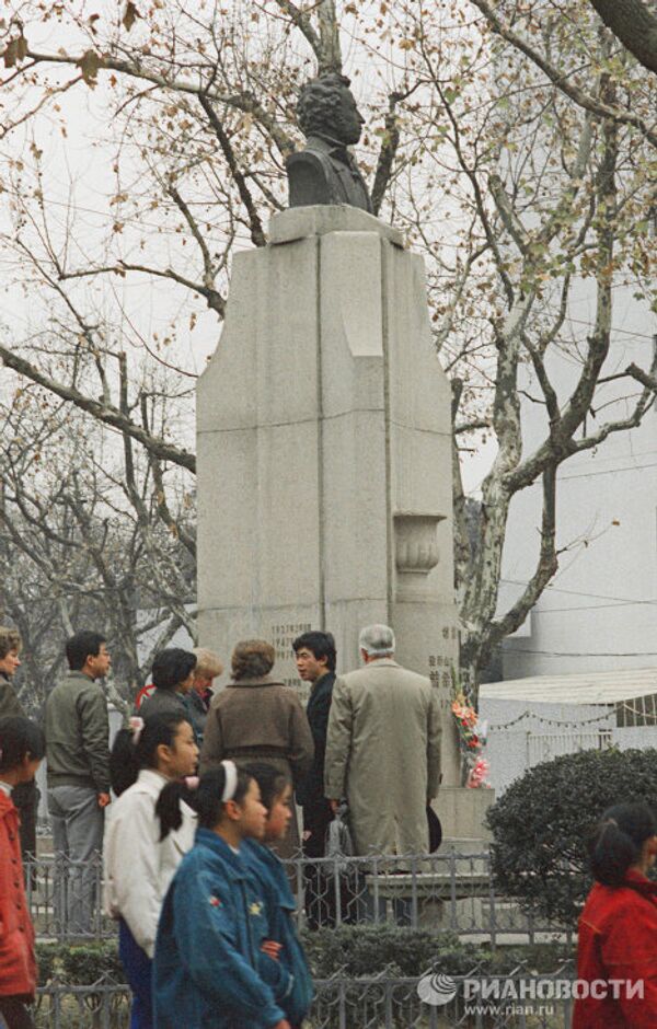 Памятник А.С.Пушкину в Шанхае