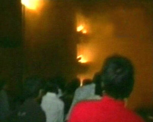 Мощный пожар охватил жилой квартал столицы Бангладеш. Видео с места ЧП