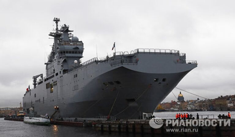 Французский военный корабль-вертолетоносец класса Мистраль в Санкт-Петербурге