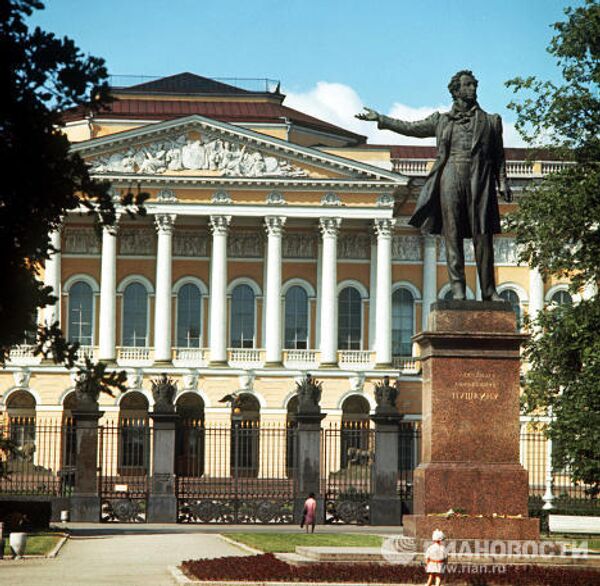 Памятник А.С.Пушкину перед Русским музеем в Санкт-Петербурге
