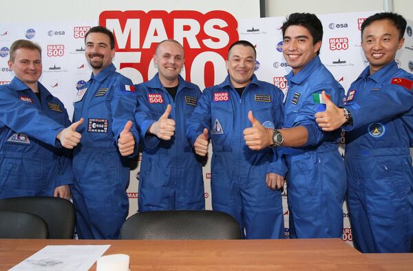 Участники экипажа 520-суточного эксперимента по моделированию полета на Марс