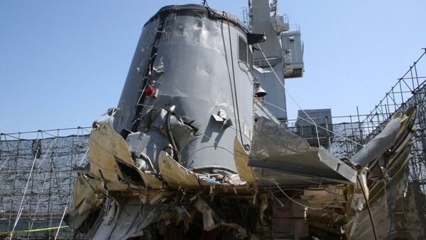 Эксклюзивные фотографии поврежденного корпуса сторожевого корабля Чхонан, сделанные журналистом РИА Новости на военно-морской базе Пхёнтхэк в Южной Корее