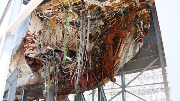 Эксклюзивные фотографии поврежденного корпуса сторожевого корабля Чхонан, сделанные журналистом РИА Новости на военно-морской базе Пхёнтхэк в Южной Корее.