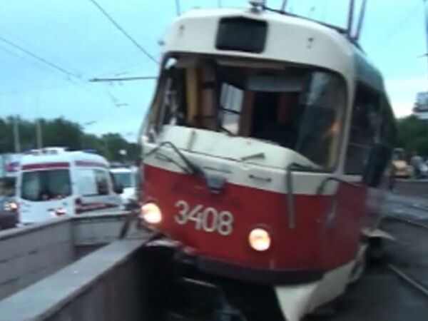 Трамвай сошел с рельсов в Москве. Видео с места ДТП