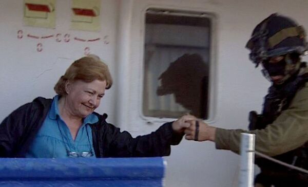 Лауреат Нобелевской премии мира 1976 года Мейрид Корриган-Магуайр сходит на берег с судна Рэчел Корри