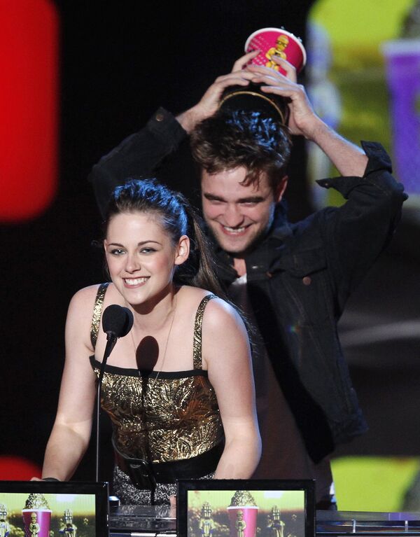 Роберт Пэттинсон и Кристин Стюарт на церемонии MTV Movie Awards 