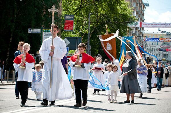 Евхаристическая процессия католиков по улицам города в честь праздника торжества Тела и Крови Христовых