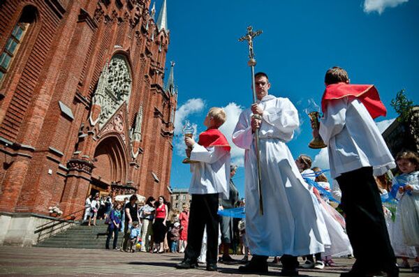 Евхаристическая процессия католиков по улицам города в честь праздника торжества Тела и Крови Христовых