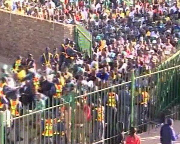 Тысячи футбольных фанатов устроили давку перед матчем в ЮАР