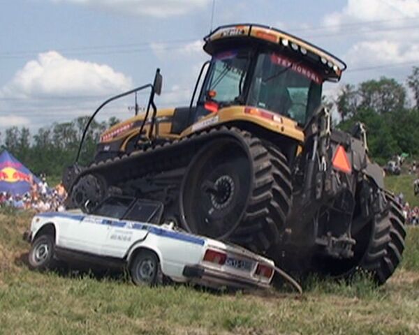 Огромный трактор раздавил автомобиль ДПС на гонках в Ростове-на-Дону
