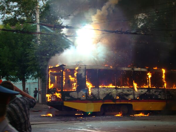 В Уфе на перекрестке Карла-Маркса и улицы Революционной после шквального ветра горит трамвай