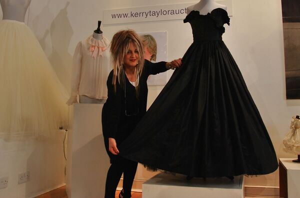 Дизайнер Элизабет Эмануэль демонстрирует знаменитое черное платье леди Дианы