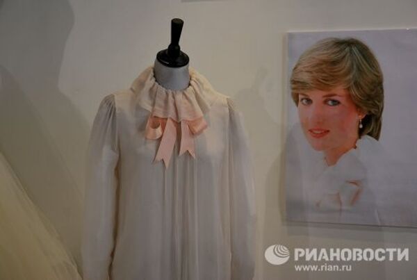 Блузка принцессы Дианы, в которой она позировала для официального портрета в честь обручения