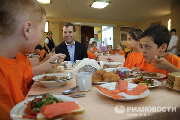 Дмитрий Медведев посетил детский оздоровительный комплекс Левково