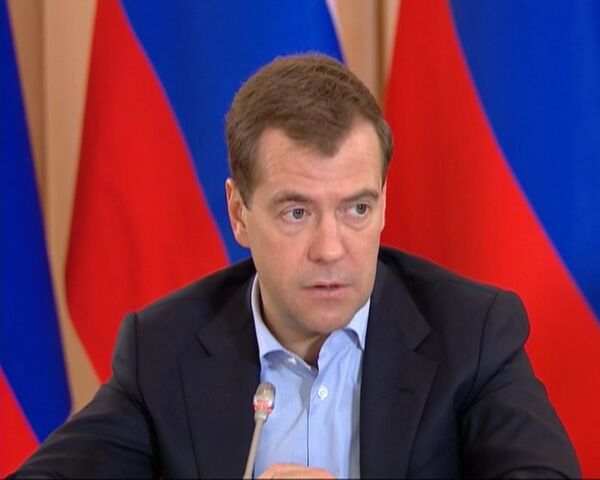 Медведев: нужно тщательно следить за питанием в детских лагерях