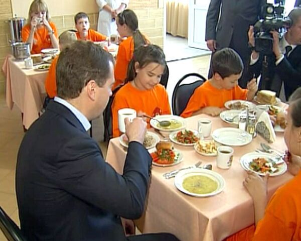 Медведев попробовал пирожки и компот в детском лагере отдыха