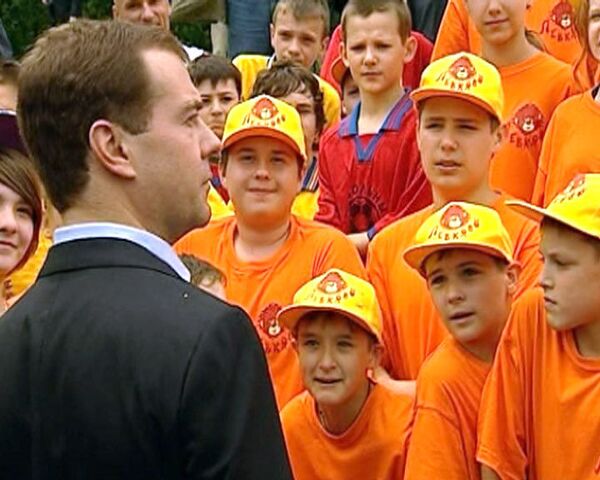  Школьники спели Медведеву гимн России и пригласили на дискотеку