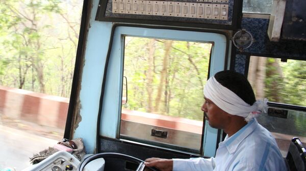 Водитель автобуса в Индии. Архивное фото