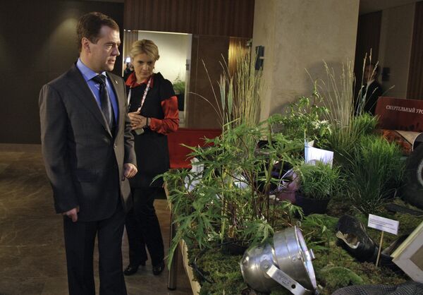 Дмитрий Медведев и Светлана Миронюк осмотрели выставку мест сокрытия наркотиков при транспортировке