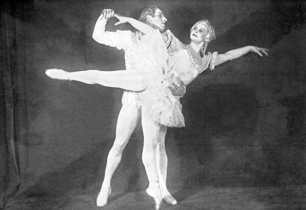 М. Семенова и А. Ермолаев в балете Петра Чайковского Щелкунчик