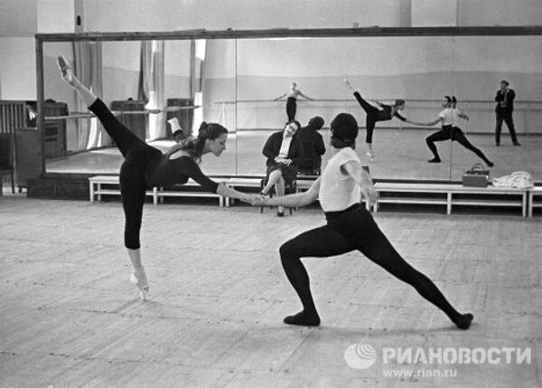 Артисты балета Майя Плисецкая и Николай Фадеечев на репетиции