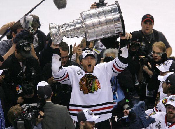 Клуб Чикаго Блэкхокс стал обладателем Кубка Стэнли в Национальной хоккейной лиге (НХЛ)